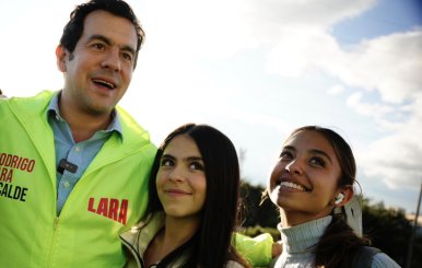 Rodrigo Lara con dos seguidoras sonriendo ante la cámara