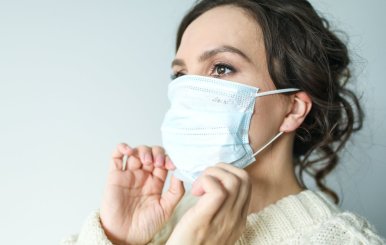 Mujer hace uso del tapabocas