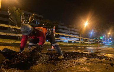 Obreros trabajando en la noche por la calle 116 