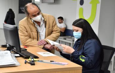 Persona pregunta sobre un trámite en la Ventanilla única de servicios