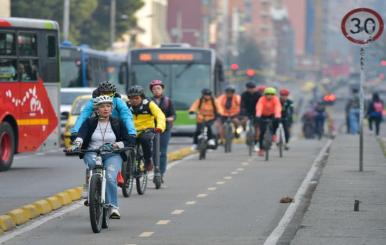 Vía de Bogotá con presencia de ciclistas y transporte público