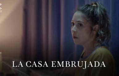 Mujer con cara de preocupación 