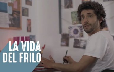 Portada del primer capítulo de la serie Frilos. Se ve a Germán, el protagonista sentado en pijama en un sillón.