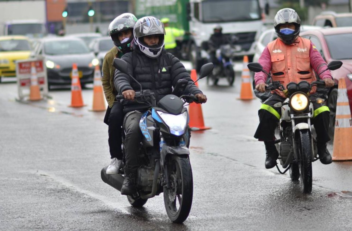 Dos motociclistas rodando en la calle