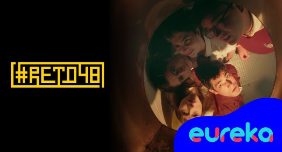 Protagonistas de #Reto48 mirando a través de un tubo