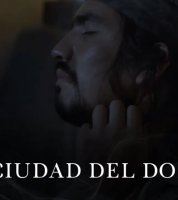 Hombre recostado en una pared con los ojos cerrados