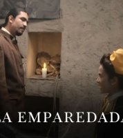 Un hombre y una mujer conversando
