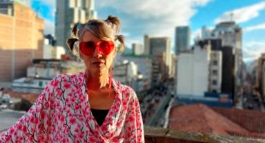 Andrea Echeverri con gafas de sol en una azotea 