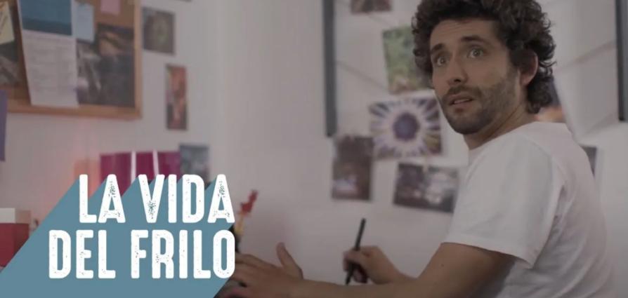 Portada del primer capítulo de la serie Frilos. Se ve a Germán, el protagonista sentado en pijama en un sillón.