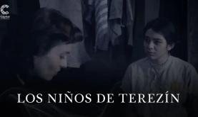 Madre e hija hablando en una habitación oscura 