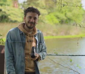 David Moncada frente al Humedal Santa María del Lago 