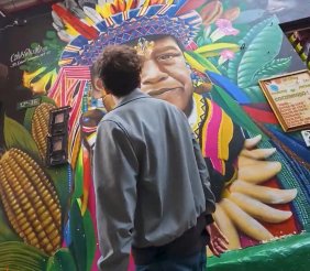 David Moncada frente a un mural 