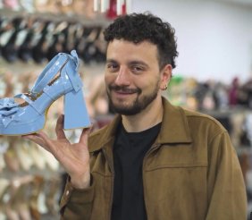 David Moncada con un zapato 