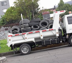 Camión de carga blanco con llantas  