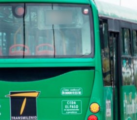 Vistazo posterior de un bus alimentador de TransMilenio