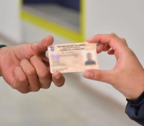 Una mano recibiendo una carnet de otra