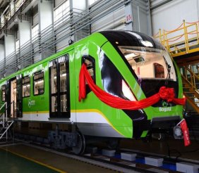 Un vagón verde sobre unos rieles