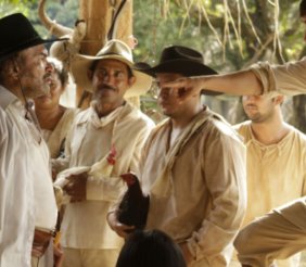 Hombres vestidos con ropas blancas