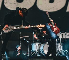 Un hombre tocando guitarra en una tarima