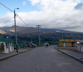 Una calle con casas a los lados