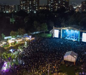 Una tarima para conciertos con miles de personas