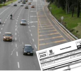 Una carretera con autos 