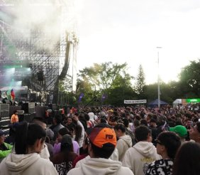 Tarima de conciertos llena de fans