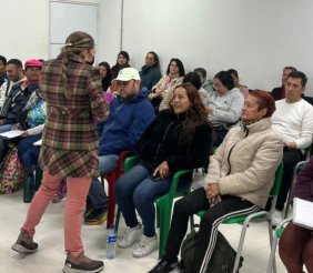 Una sala llena de estudiantes 