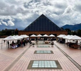 Una plazoleta con edificios alrededor