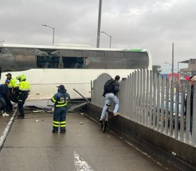 Un bus estrellado sobre una estación de TransMilenio