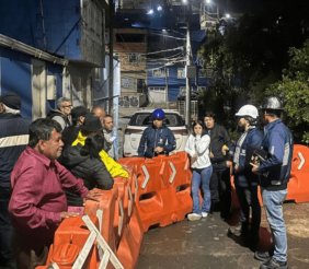 Personas reunidas alrededor de un deslizamiento