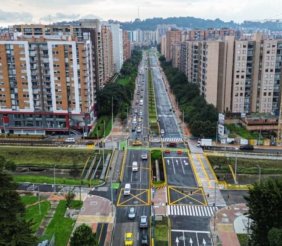 Autopista en medio de dos torres de apartamentos