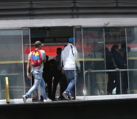 Una estación de bus con personas adentro