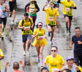 Personas corriendo sobre una calle
