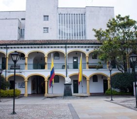 Un edificio con estilo neoclásico color blanco