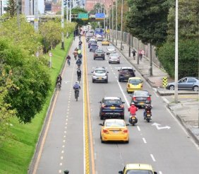Carretera llena de carros y motos