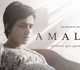 Una mujer mirando fijamente un punto (expresión preocupada), delante de una pared blanca. 