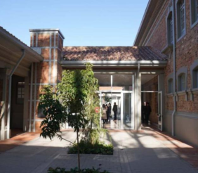 Un edificio de ladrillos con marquesina blanca