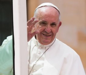 Hombre vestido de blanco saludando a las personas
