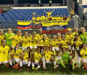 Mujeres con uniforme amarillo en una cancha de fútbol