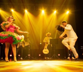 Dos personas bailando en una tarima