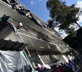 Edificio de rejas con cuartos individuales