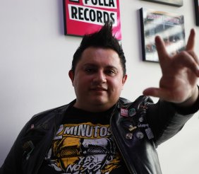 Hombre con chaqueta de cuero negra y mohicano 