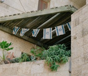 Una pared con pendones con banderas de Israel