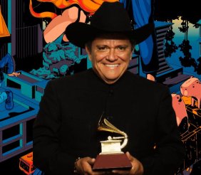 Un hombre con traje negro llanero, sombrero y un grammy en las manos
