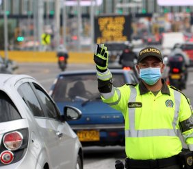 Un policía vestido de verde