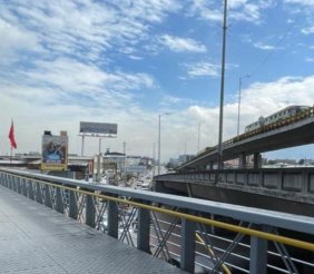 Un puente vehicular de acero y concreto