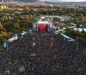 Una tarima para conciertos con público al frente