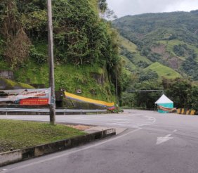 Una carretera con montañas a los lados
