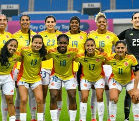 11 mujeres con uniformes de fútbol amarillos